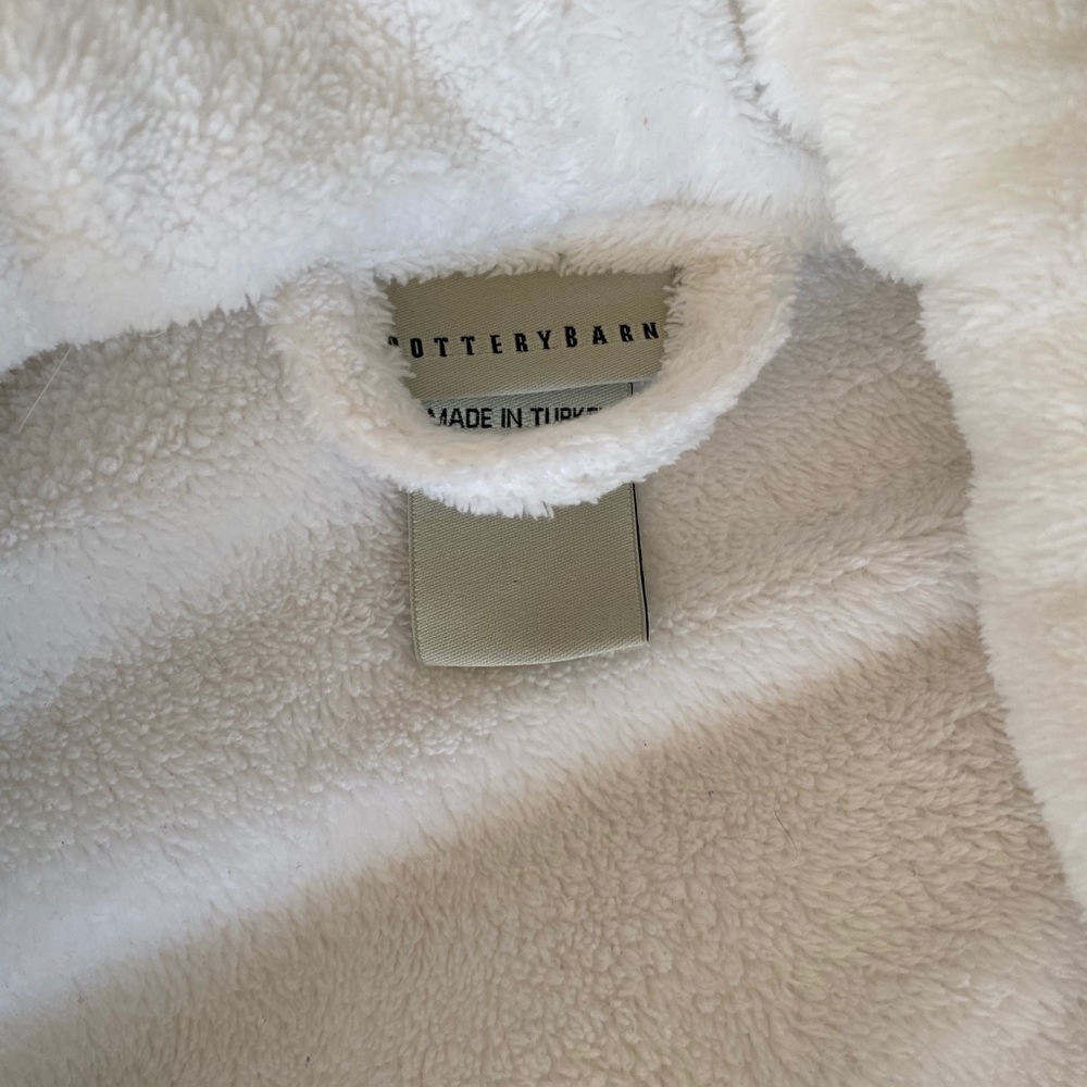 VGUC white microfiber fleece Pottery Barn bathrobe - Picture 3 of 6